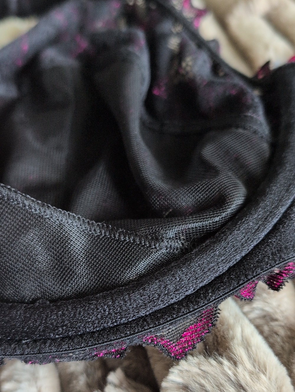 Voglo Black & Fuchsia Lace Underwire Bra Size 44C - Picture 6 of 11